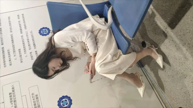 街拍韵味十足小少妇肉丝凉高跟挑鞋 [1V-2.43GB]