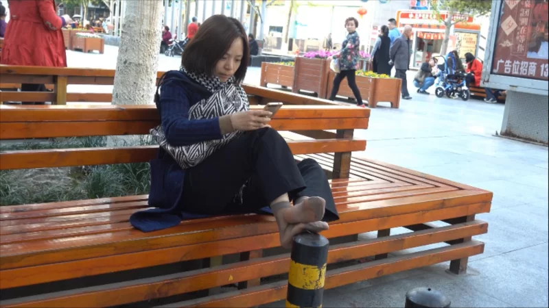 多角度街拍咖短丝少妇大方晾脚 [1v-724MB]