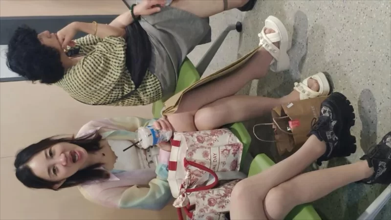 街拍肉丝凉拖小姐姐挑鞋 [1V-2.33GB]