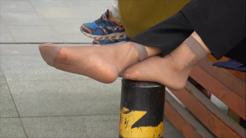 多角度街拍咖短丝少妇大方晾脚 [1v-724MB]