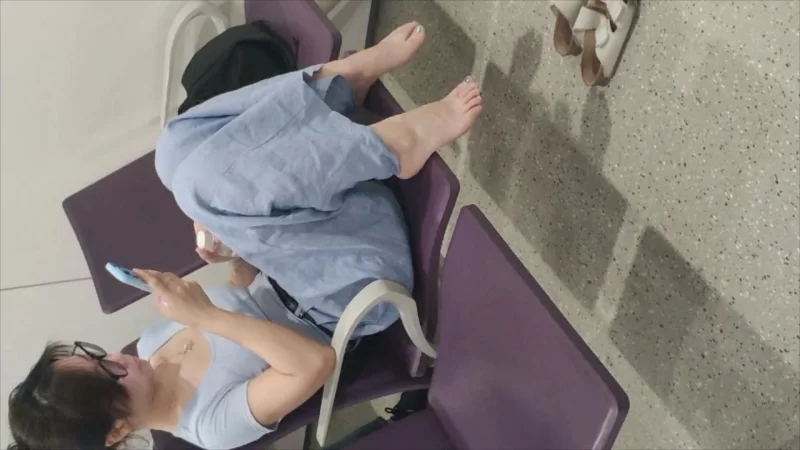 街拍两位小姐姐裸足放松+裸足挑平底鞋 [1V-633MB]