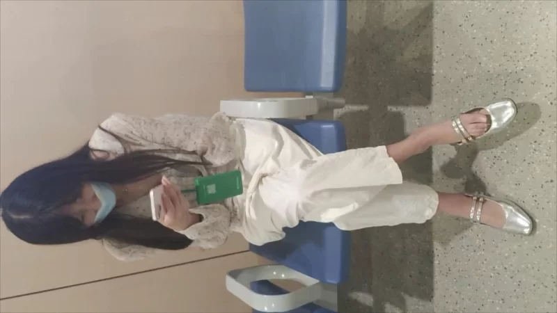 街拍两位小姐姐裸足放松+裸足挑平底鞋 [1V-633MB]