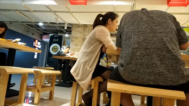 街拍餐厅里少妇黑丝踮脚放松 [1V-590MB]