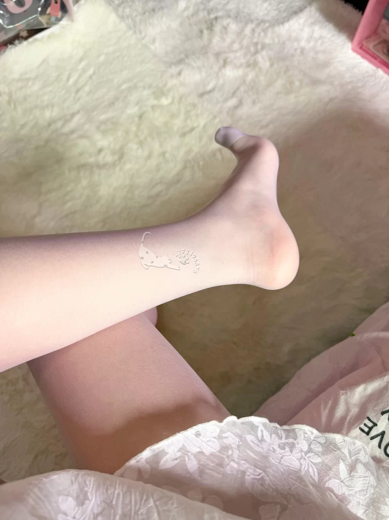 丝袜博主小雨纯素图包《纯白幻想》 [11P-21MB]