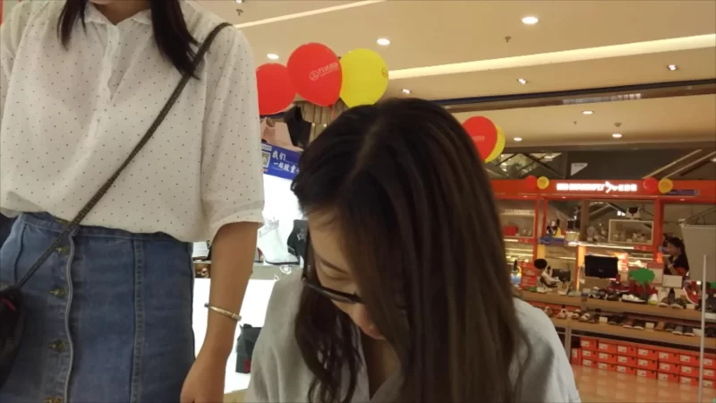 街拍短肉丝嫩妹试各种凉高跟鞋 [1V-221MB]