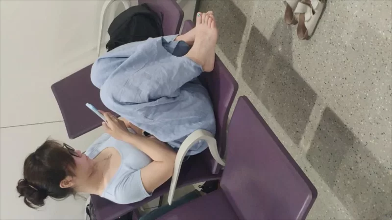 街拍两位小姐姐裸足放松+裸足挑平底鞋 [1V-633MB]