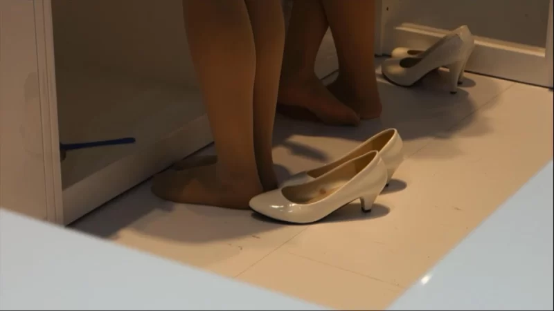 街拍柜台多个肉丝小姐姐晾脚 [1V-303MB]