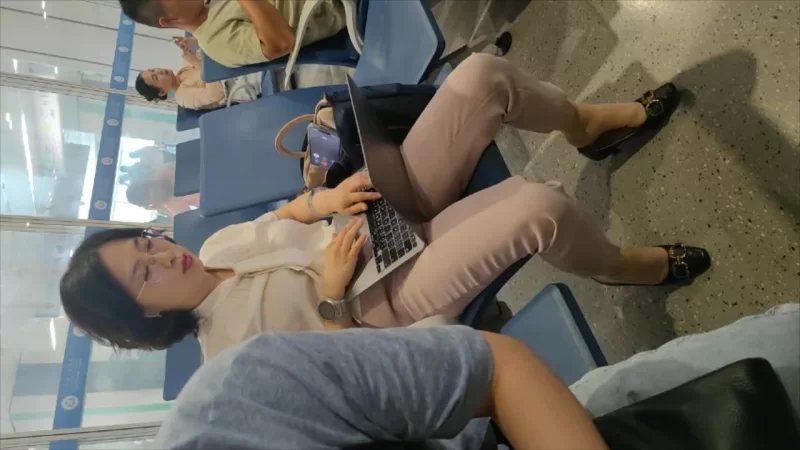 街拍职场美女短丝+少妇小腿丝挑鞋晾脚 [1V-421MB]