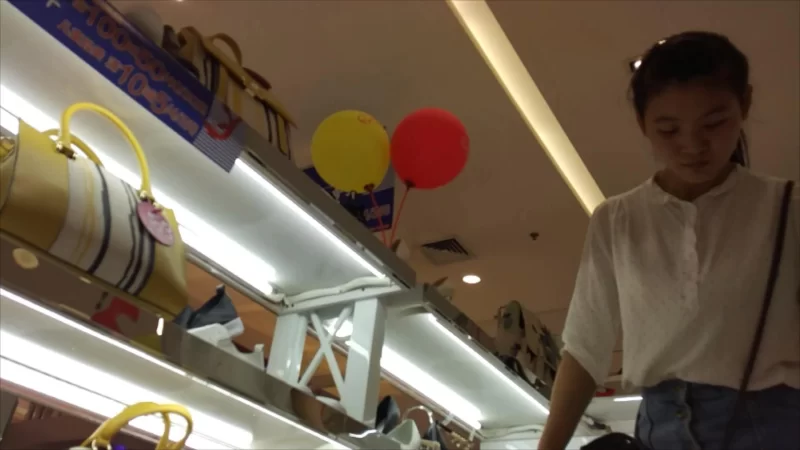 街拍短肉丝嫩妹试各种凉高跟鞋 [1V-221MB]