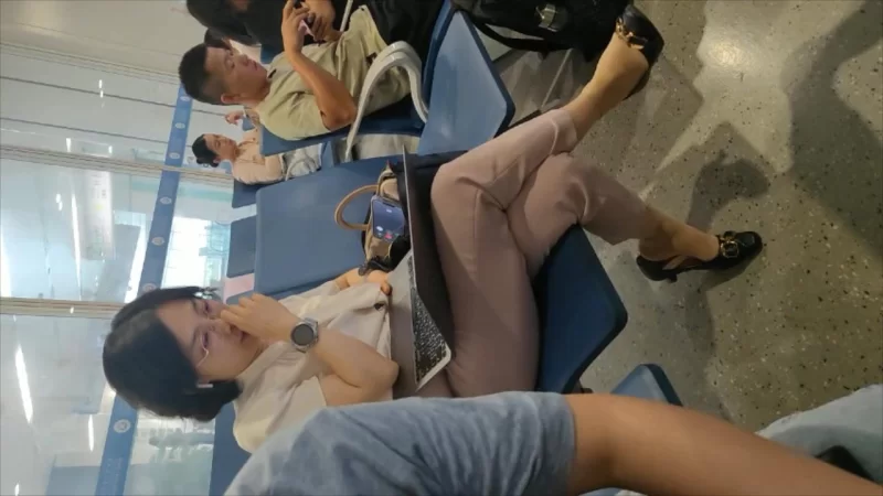 街拍职场美女短丝+少妇小腿丝挑鞋晾脚 [1V-421MB]