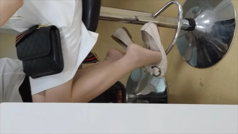 街拍前台肉丝美女挑鞋玩鞋 诱人丝足老爱蹭点什么 [1V-509MB]