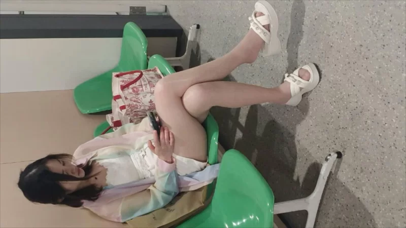 街拍肉丝凉拖小姐姐挑鞋 [1V-2.33GB]