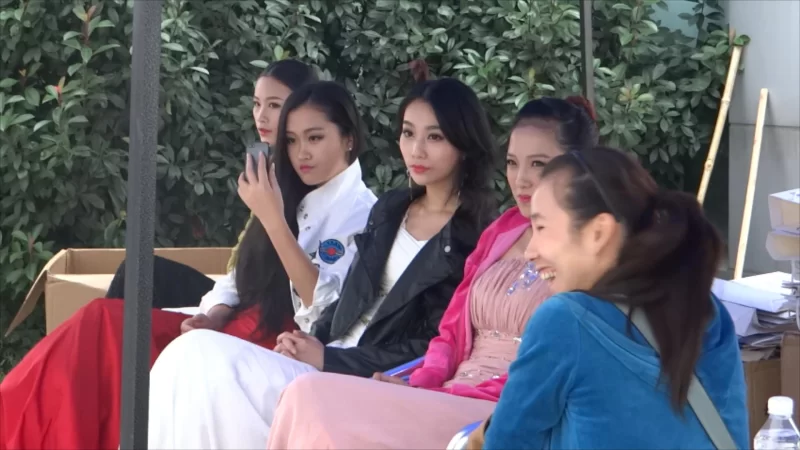 街拍肉丝美女漏袜根+三位气质女王范美女玉足凉高同框 [1V-408MB]