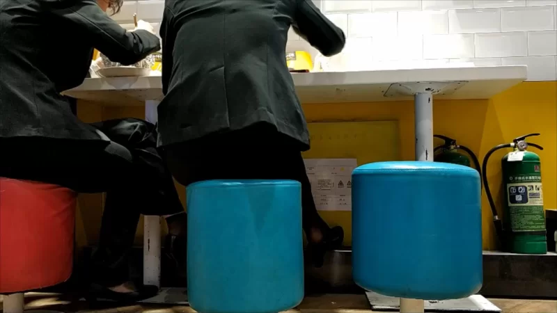 街拍午餐时间挑鞋放松的小姐姐们 [1V-257MB]