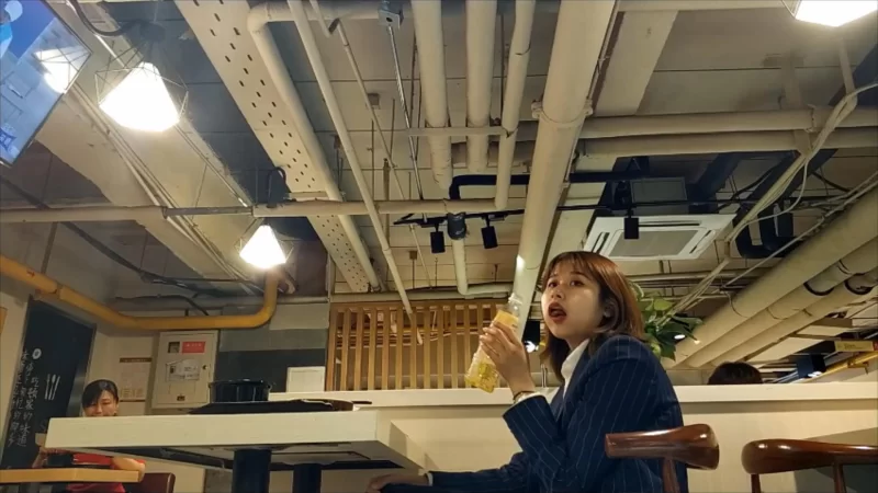 街拍午餐时间挑鞋放松的小姐姐们 [1V-257MB]