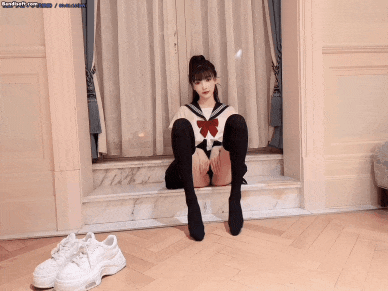 国产自拍秀人网 陆萱萱 JK套装 丁字死库水勒逼 揉奶摸逼 超顶《3V+90P+2.08G-百度》