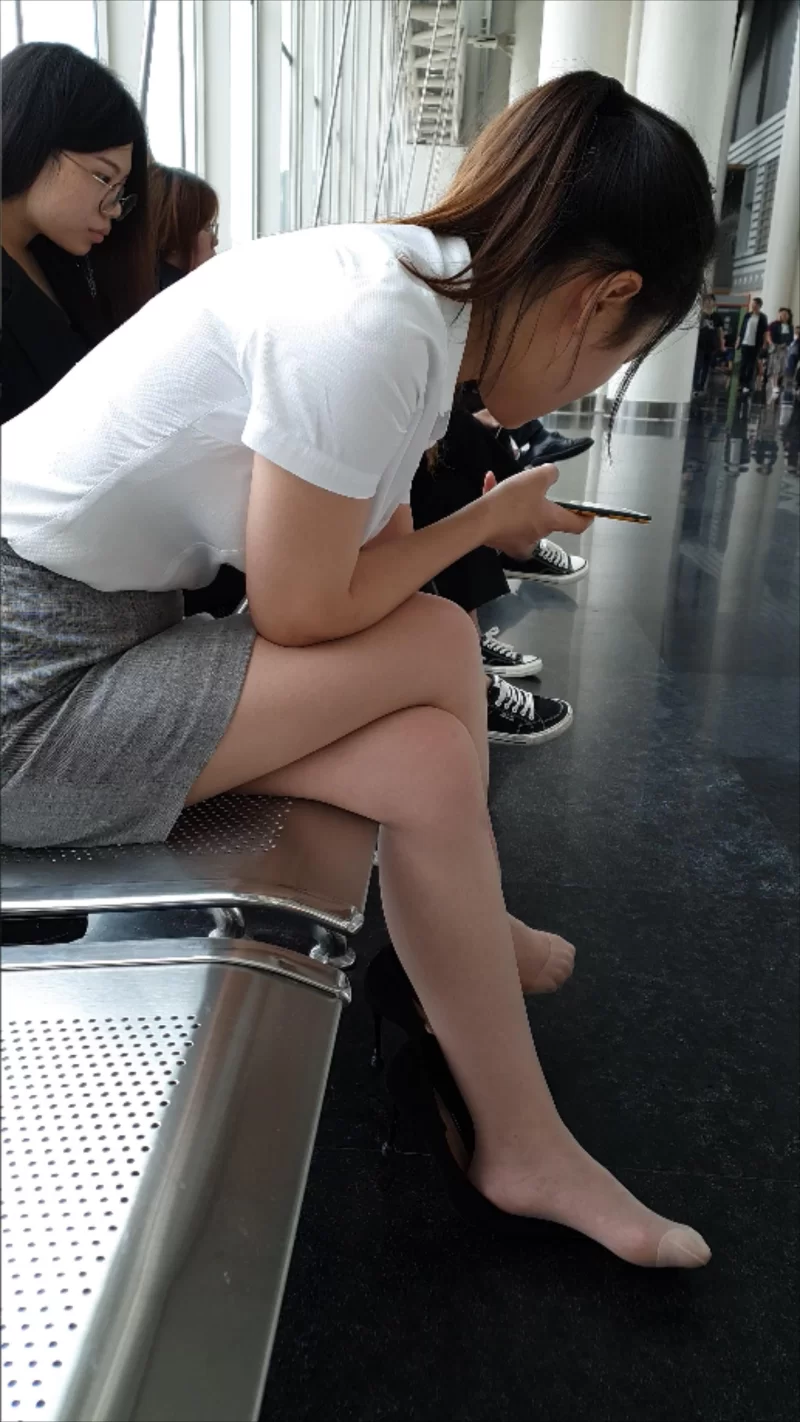 4K街拍肉丝职业装小姐姐脱鞋晾脚 [1V-1.07GB]