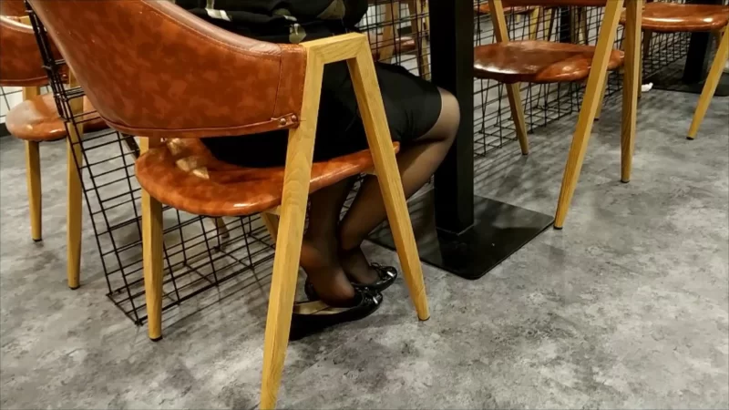 街拍近距离拍摄交叉腿黑丝少妇 [1V-402MB]