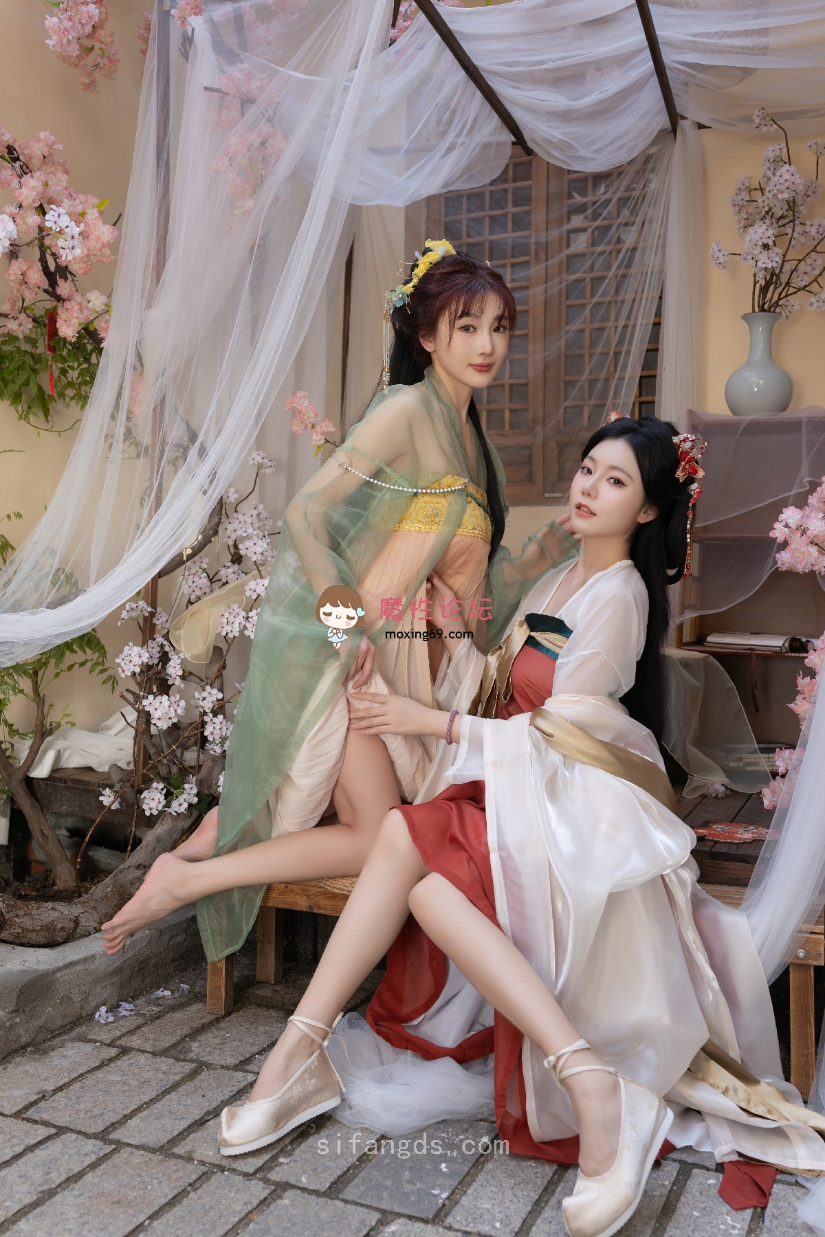 国产自拍顶级秀人嫩模陆萱萱+安然合拍-古风古色的布景，双人薄纱古装长裙+肉色丝袜《2.15G-3V+80P-夸克》