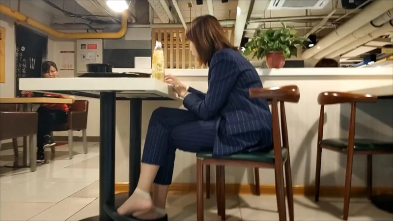 街拍午餐时间挑鞋放松的小姐姐们 [1V-257MB]