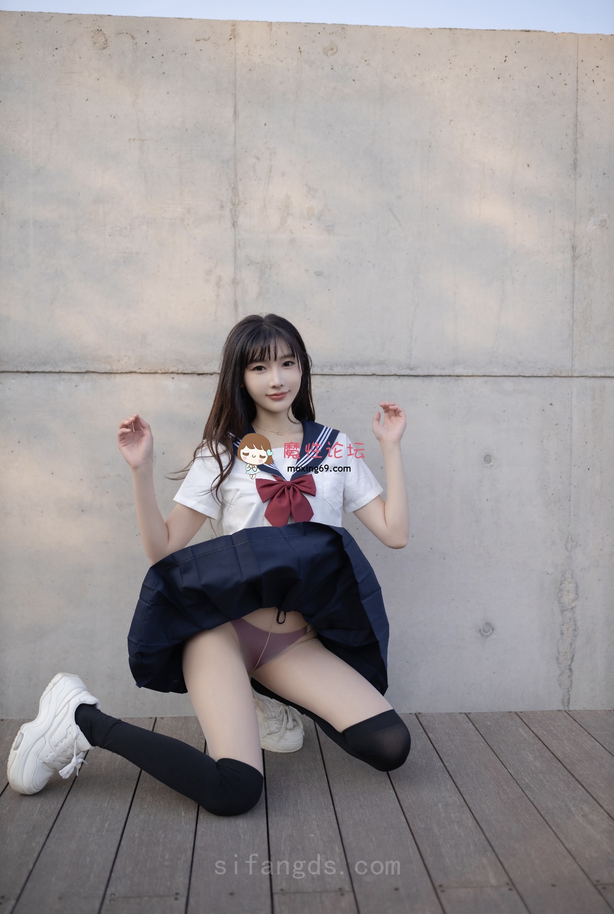 福利《秀人网 陆萱萱》JK套装 丁字死库水超顶视图《90P3V 2.11G》