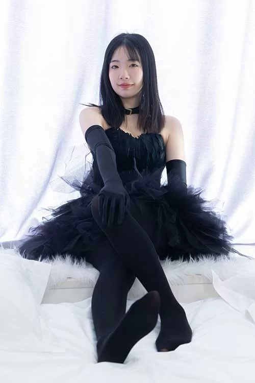 袜啵啵-小甜豆-高跟鞋、油亮厚黑丝、黑色丝手套 [145p1v-1.3GB]