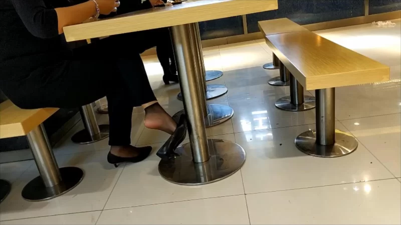 街拍午餐时间挑鞋放松的小姐姐们 [1V-257MB]