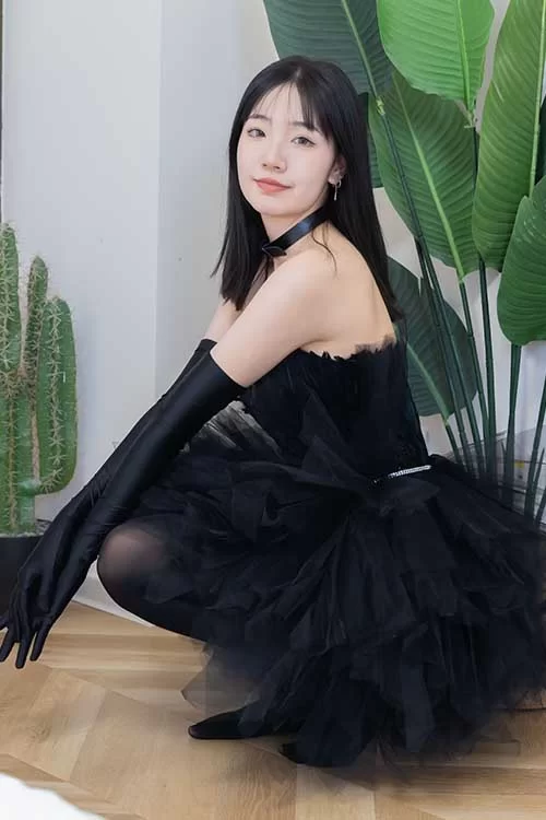 袜啵啵-小甜豆-高跟鞋、油亮厚黑丝、黑色丝手套 [145p1v-1.3GB]