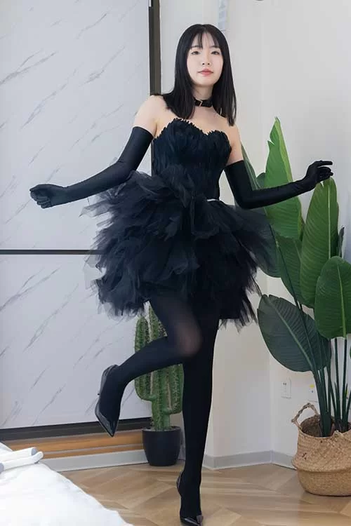 袜啵啵-小甜豆-高跟鞋、油亮厚黑丝、黑色丝手套 [145p1v-1.3GB]