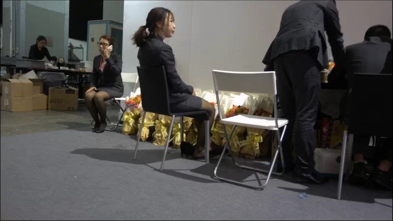 街拍工装小妹黑丝晾脚 [1V-495MB]