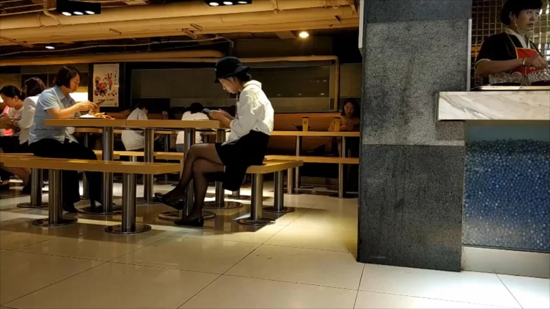 街拍渔夫帽美女黑丝挑鞋玩鞋 [1V-995MB]