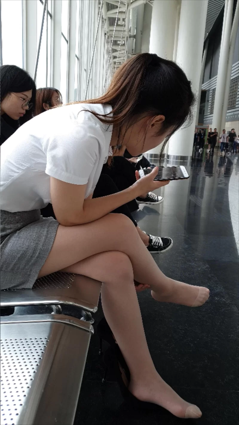 4K街拍肉丝职业装小姐姐脱鞋晾脚 [1V-1.07GB]