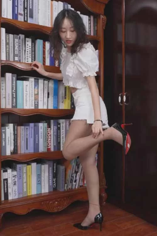 Andy-热裤肉丝展示39码丝足[1V-1.2G百度网盘] [1v-1.2GB]