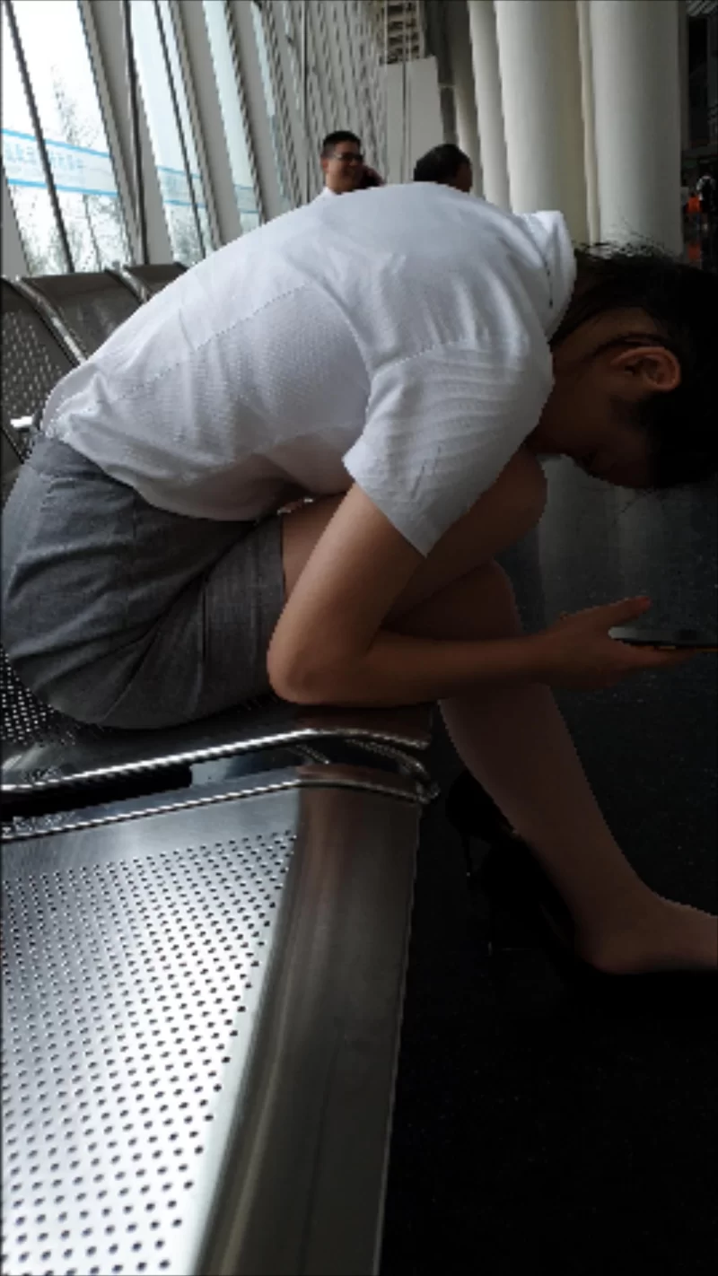 4K街拍肉丝职业装小姐姐脱鞋晾脚 [1V-1.07GB]