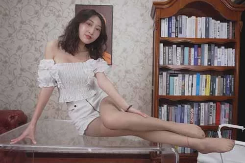 Andy-热裤肉丝展示39码丝足[1V-1.2G百度网盘] [1v-1.2GB]