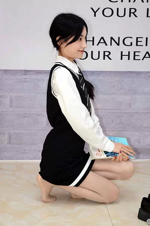 初夏女神-柒柒~可爱短裙肉丝美腿[100P1V-0.7G百度网盘] [100p1v-0.7GB]