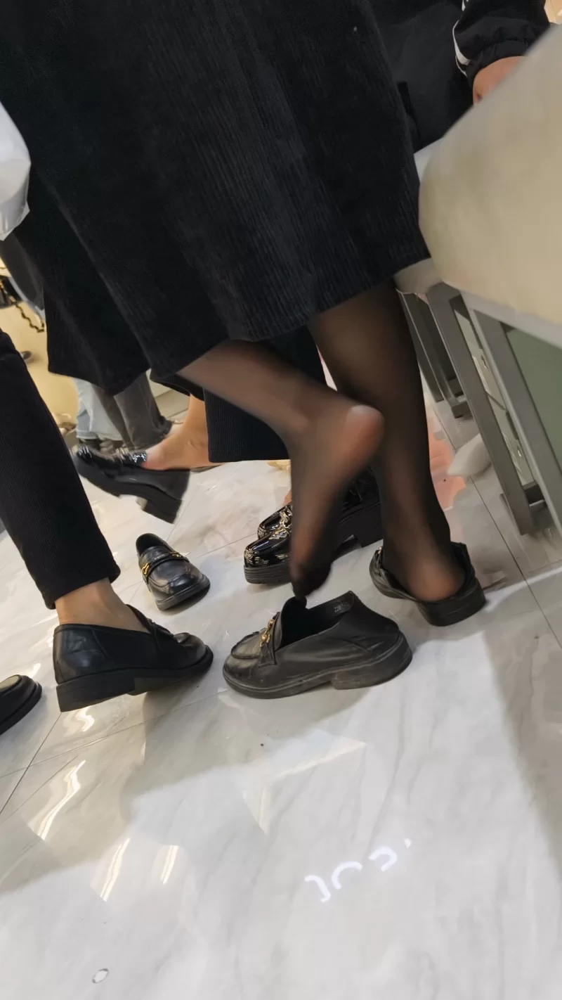 街拍黑丝小皮鞋美女试鞋 [1V-840MB]