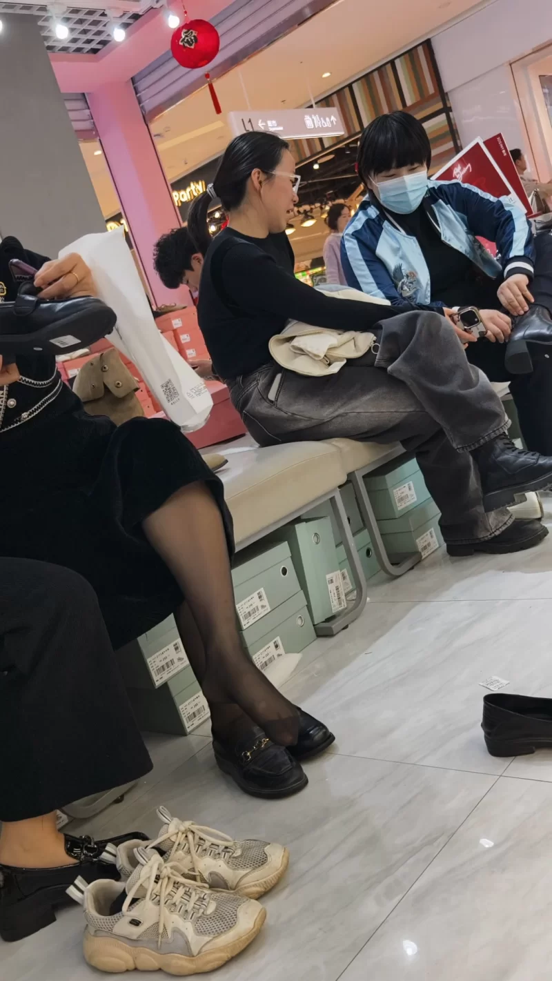 街拍黑丝小皮鞋美女试鞋 [1V-840MB]