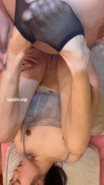 剧情高清露脸，有特写镜头，足控胖哥大战白虎小女友，还挺漂亮的，真实的呻吟[2V 1011 MB] [BT]