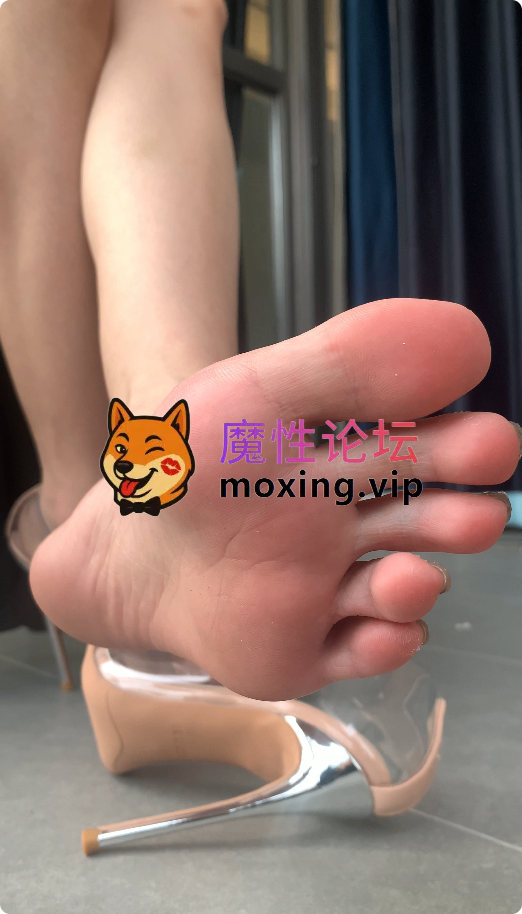足交《足控》4K超颜值性感足模可可裸足高跟鞋调教，带声音15V18G