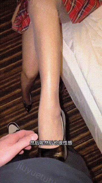剧情丝袜足控福利『九月兔』jk超薄黑丝套鸡足交，加上淫语字幕对白简直太顶了，粉嫩小脚配黑丝 脚底开洞 解锁新姿势咯[2V 680 MB] [BT]