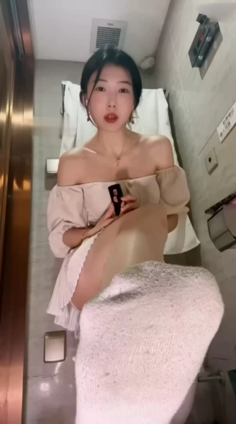 佳佳 - 厕所肉丝调教 [1V-1.89GB]