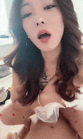 剧情抖音擦边网红小梅卷土重来 小骚货的尺幅不仅没有收敛，甚至于将自己的生活啪啪视频加了进去[2V 848 MB] [BT]