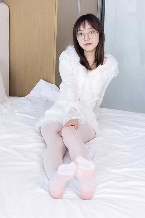 袜啵啵-稚予-短裙皮鞋、薄白丝[147P-1V-1.4G百度网盘] [147p1v-1.4GB]