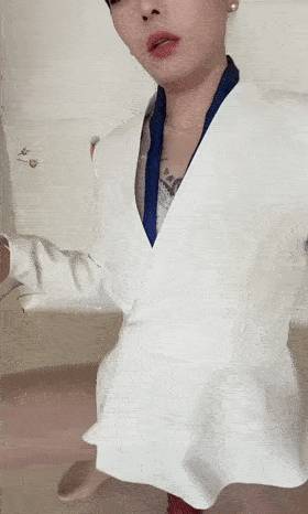 剧情抖音擦边网红小梅卷土重来 小骚货的尺幅不仅没有收敛，甚至于将自己的生活啪啪视频加了进去[2V 848 MB] [BT]