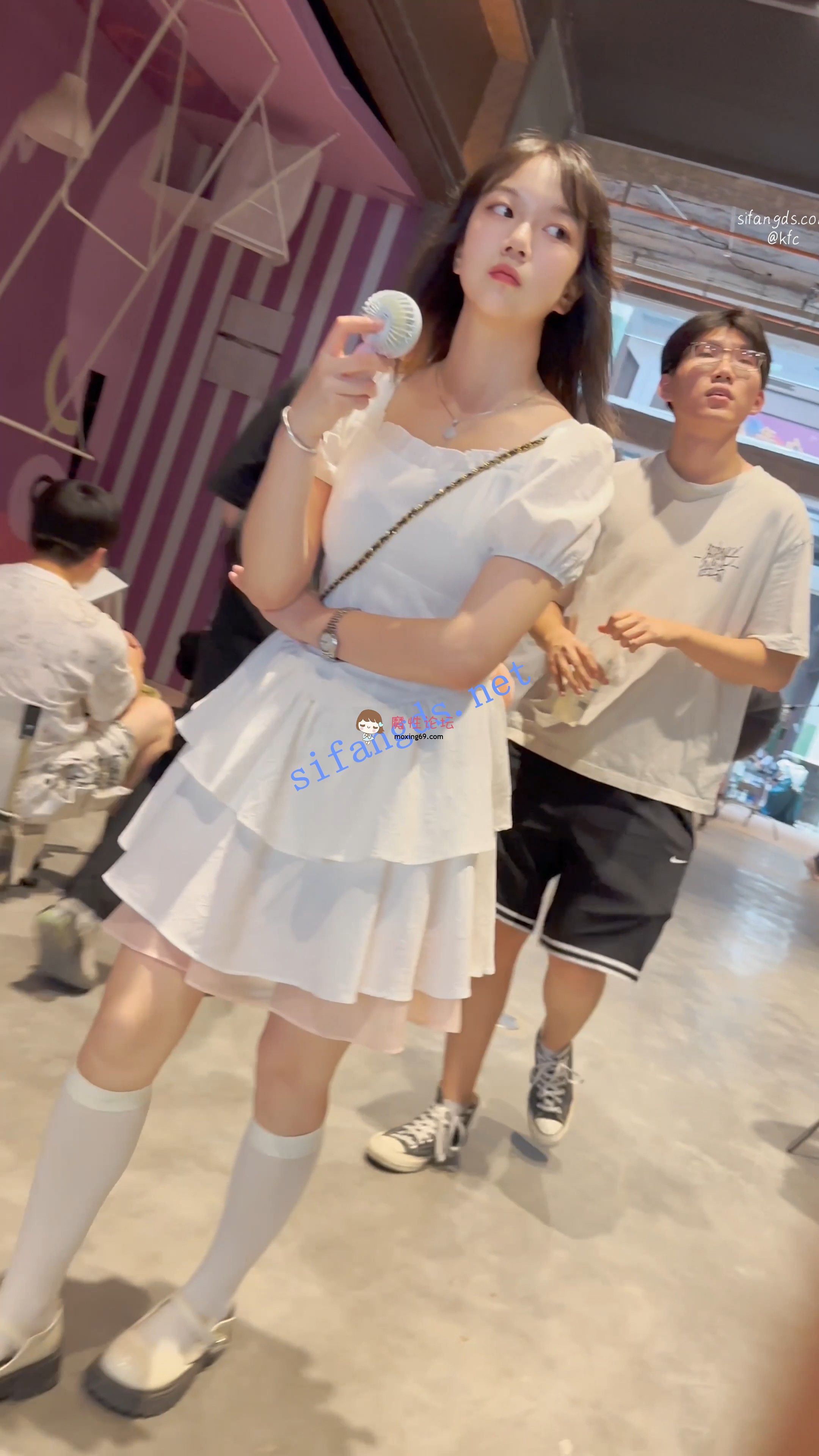 偷拍《KFC》可爱甜妹和男友逛街·长裙白袜却穿了透明内·前面漏洞《1V+1.07G-百度》