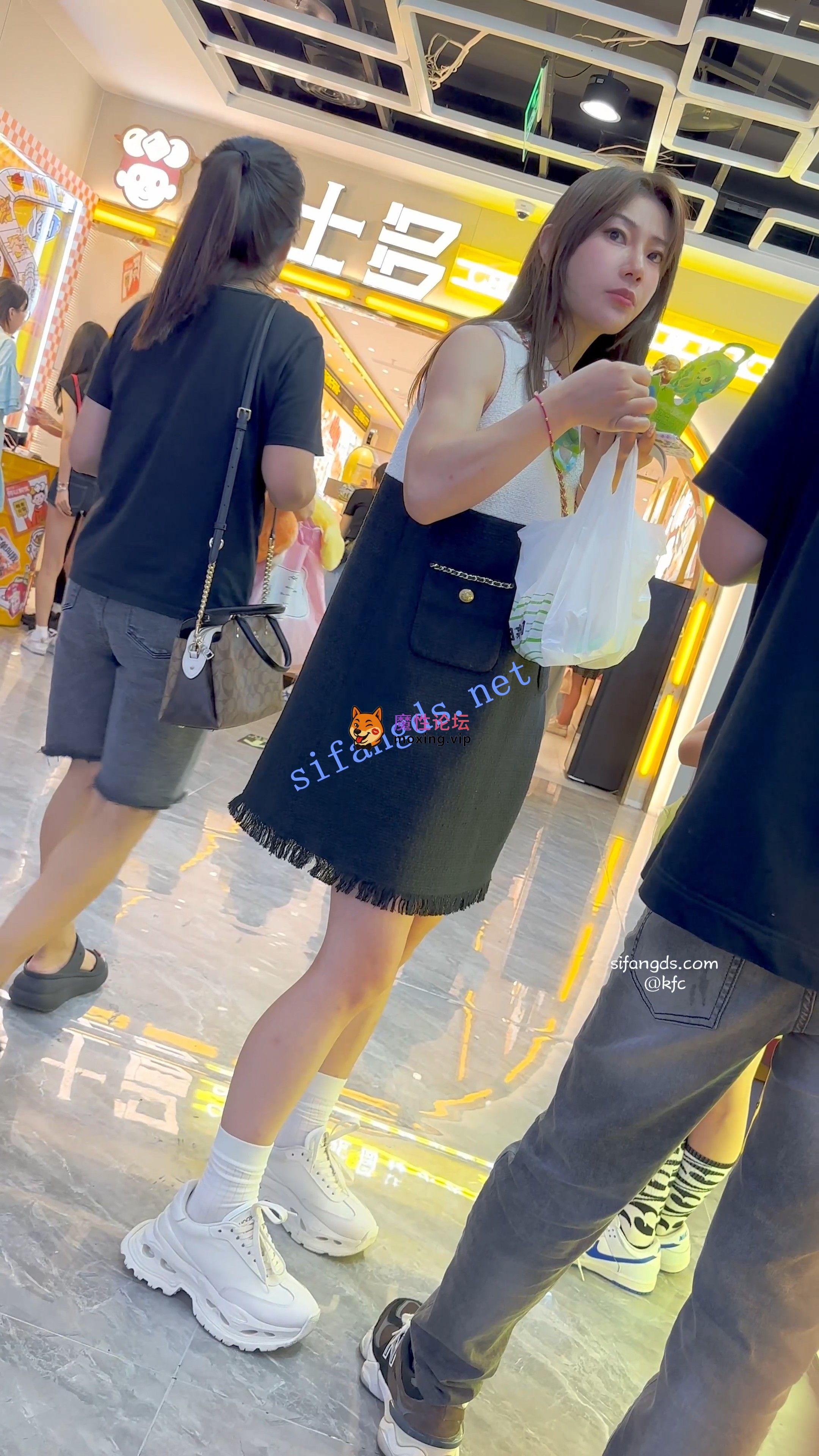 偷拍《KFC》9月7日某房内购最新作品2套-小熊可爱内中间尿黄了《2V+840M-百度》