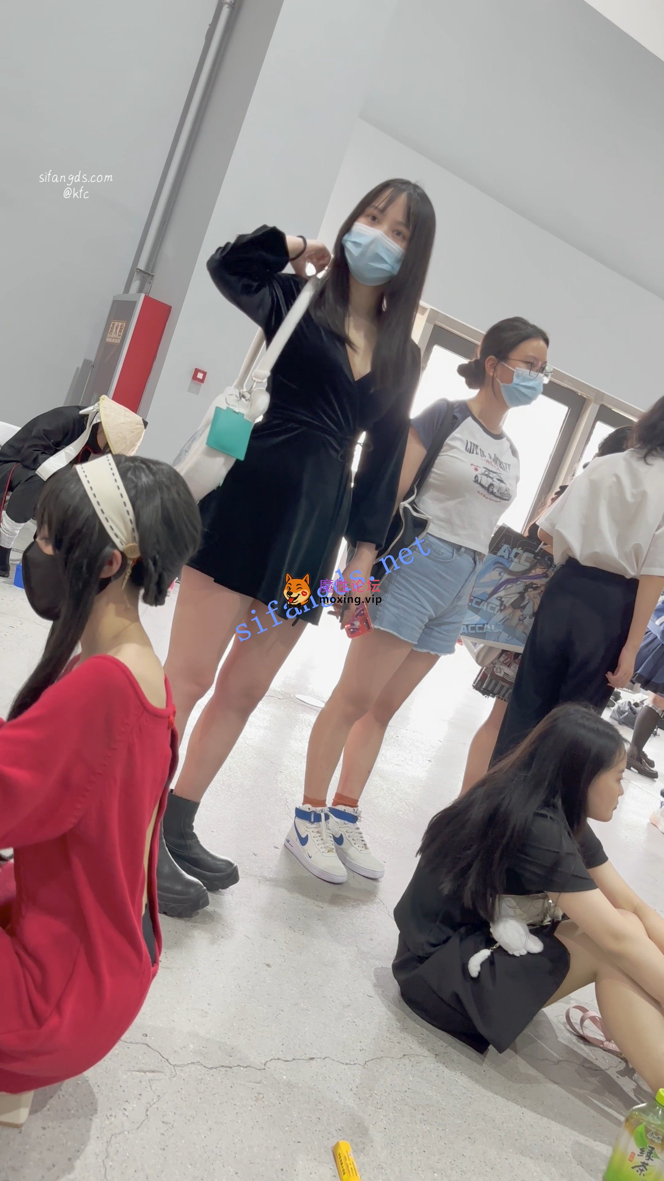 偷拍《KFC》短裙深V学生妹和闺蜜看跳舞·镜头下情不自禁也跳起来《1V+803M-百度》