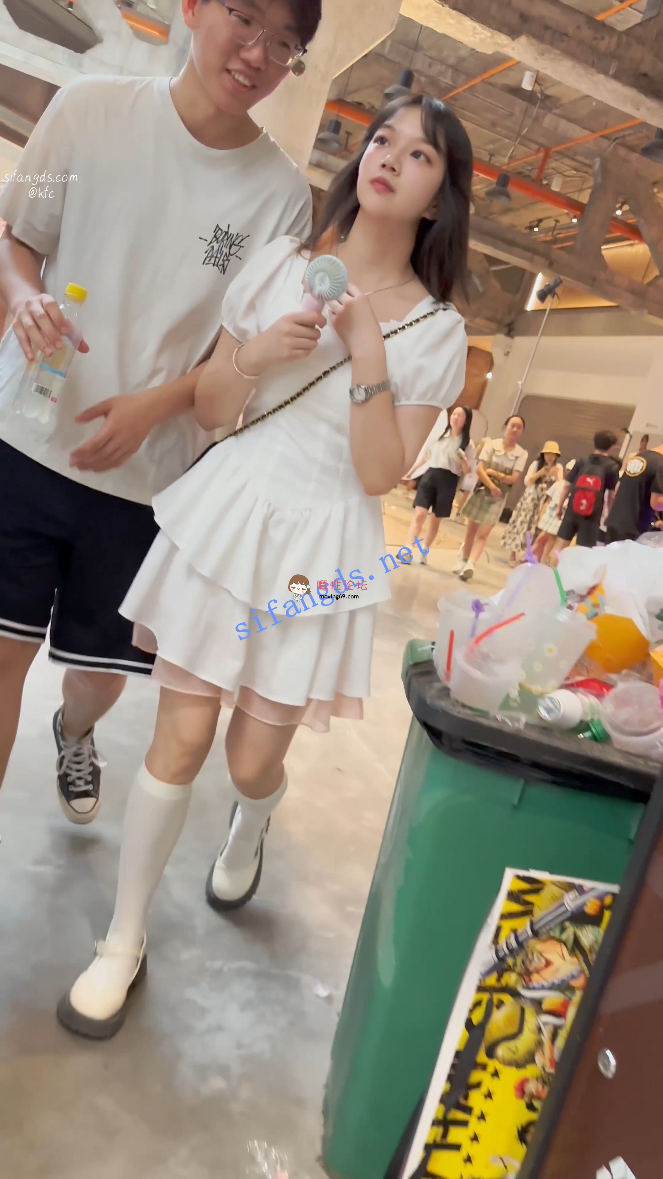 偷拍《KFC》可爱甜妹和男友逛街·长裙白袜却穿了透明内·前面漏洞《1V+1.07G-百度》