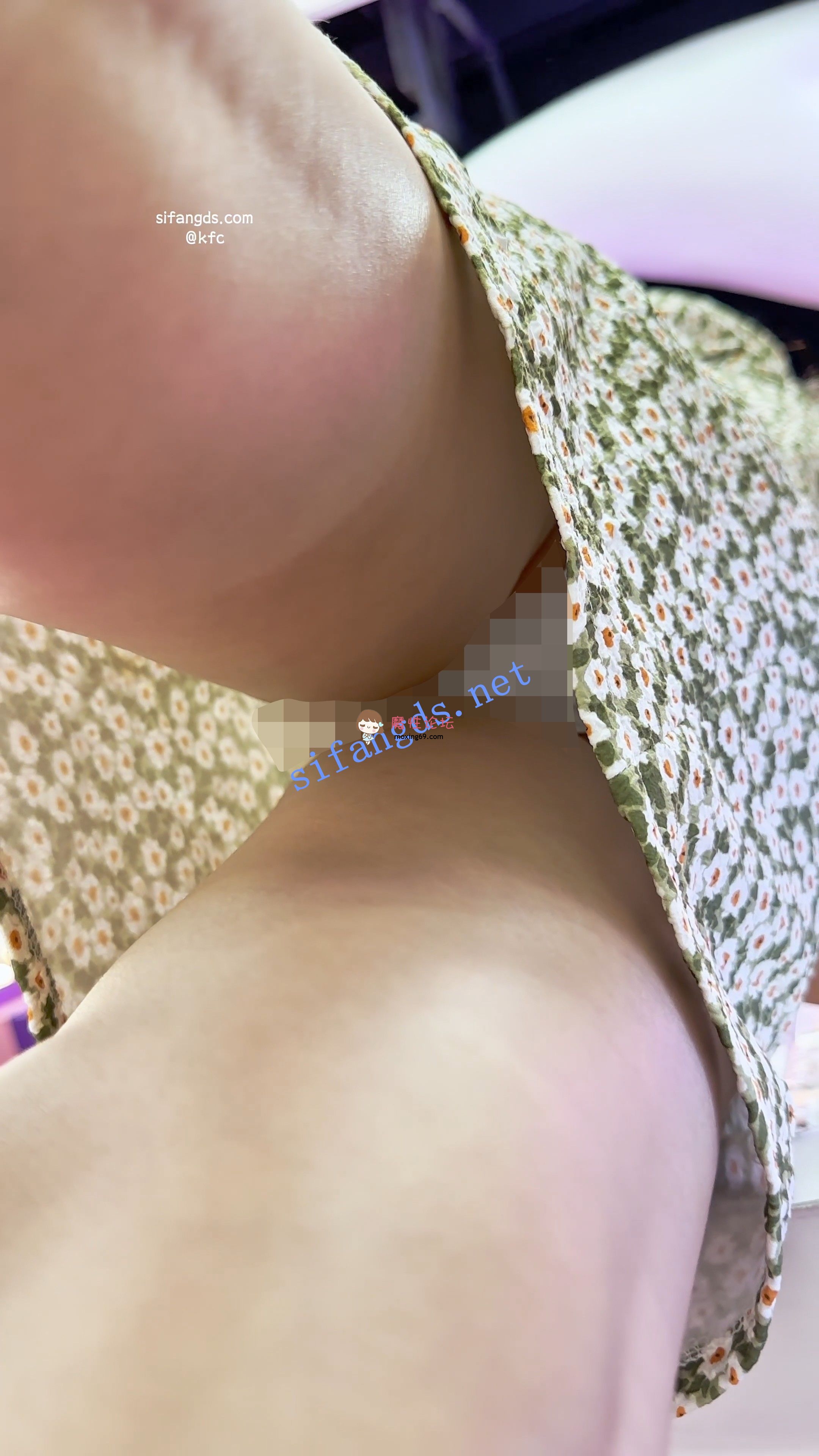 偷拍《KFC》长裙大眼靓女和闺蜜逛街买东西。白色内内前后CD《1V+379M-百度》